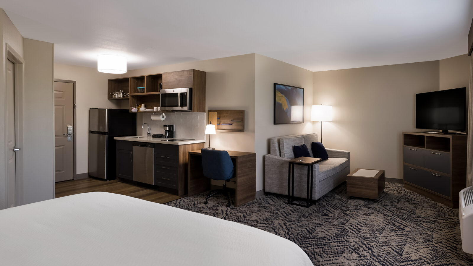 One-bedroom extended-stay king suite with full kitchen at Candlewood Suites Lafayette – River Ranch