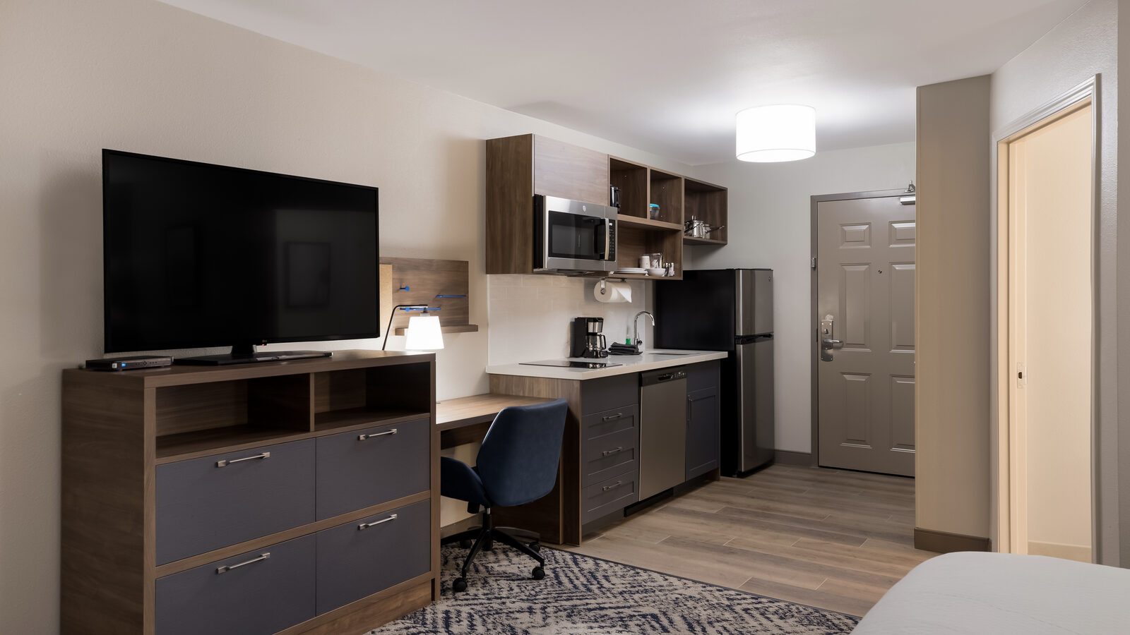 King studio suite with full kitchen at Candlewood Suites Lafayette – River Ranch